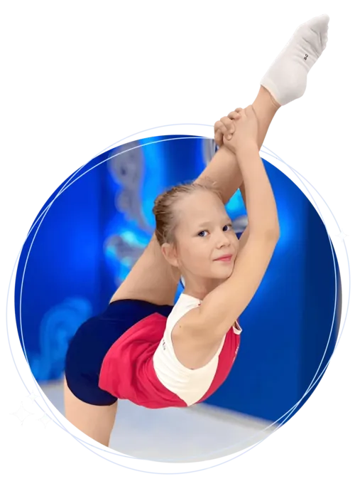 Юная гимнастка выполняет растяжку